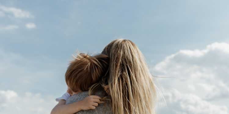 Эссе по английскому языку: A good mother should give up her job to stay at home with her children