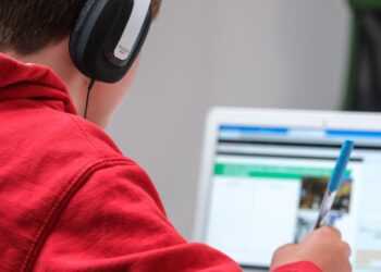 Эссе по английскому языку: Studying online is more interesting than studying at school