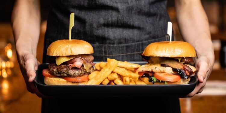 Эссе по английскому языку: Fast food restaurants should be closed